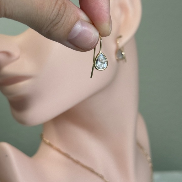 ⚜️Minimalist Gold Teardrop Earrings With Cubic Zirconia 💎 - Picture 5 of 10